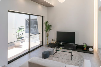 大きな「掃き出し窓」のリビング