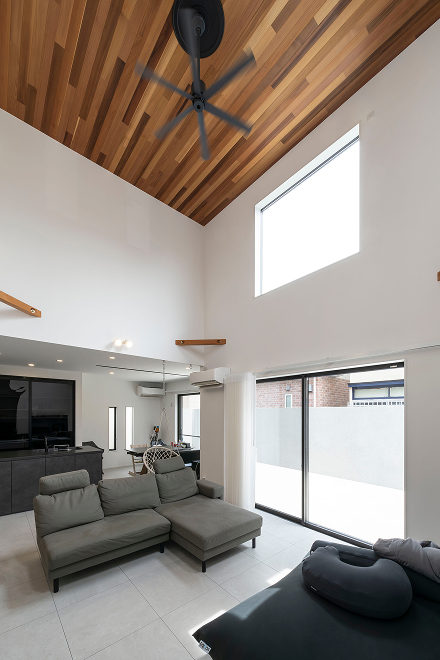 奥行き×吹き抜け×窓が開放感を演出。