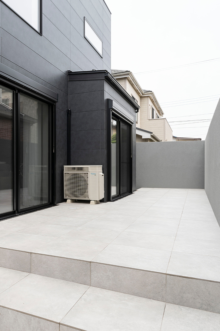 プライベート空間が保たれた広い庭スペース。