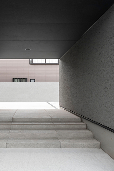 来客時、車をいつでも停めることのできる広い外構。