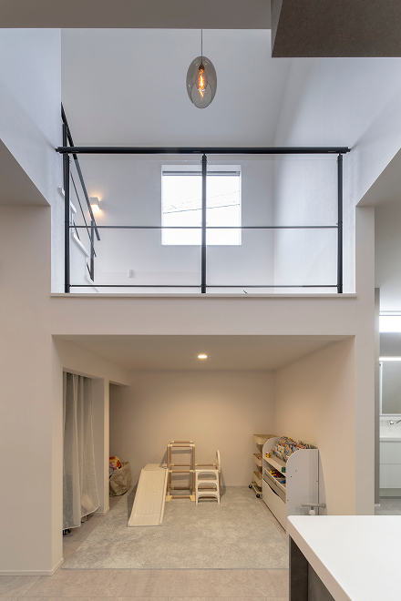 キッチン・リビングからも目の行き届くスキップフロア。