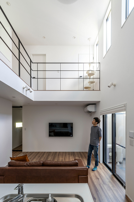 メリハリの効いた3色の洗練された住まい。