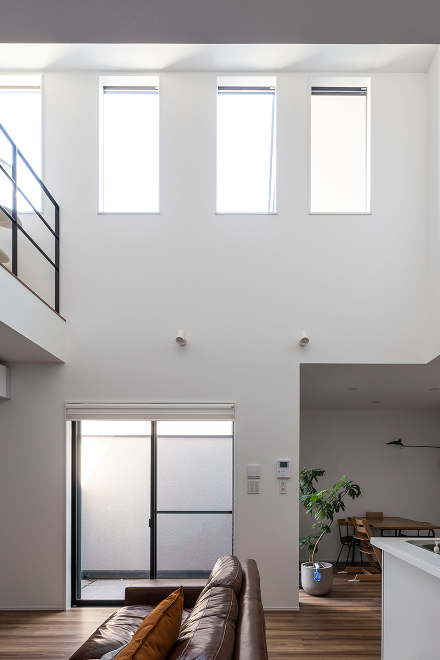 大きく空いた吹き抜け・窓がシンプルに映える。