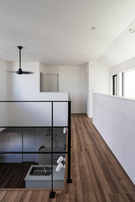 窓枠と同じ黒い色の手すりを選択することで色を減らした。