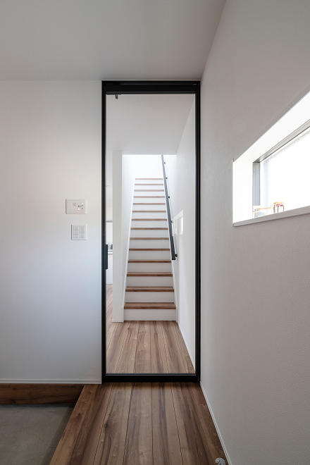 3つのカラーに絞ることで、仕切りを感じず広く見える。