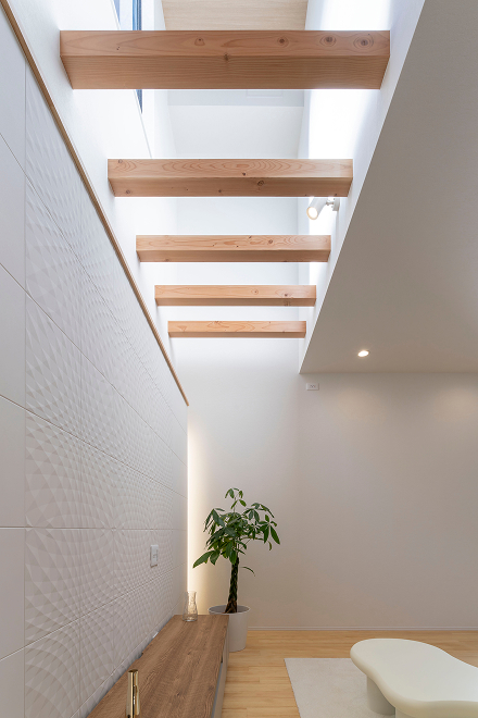 吹き抜けにある木の柱の「わびさび」。