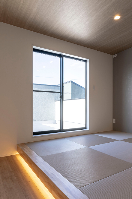 タタミ小上がり下の間接照明が雰囲気を演出。