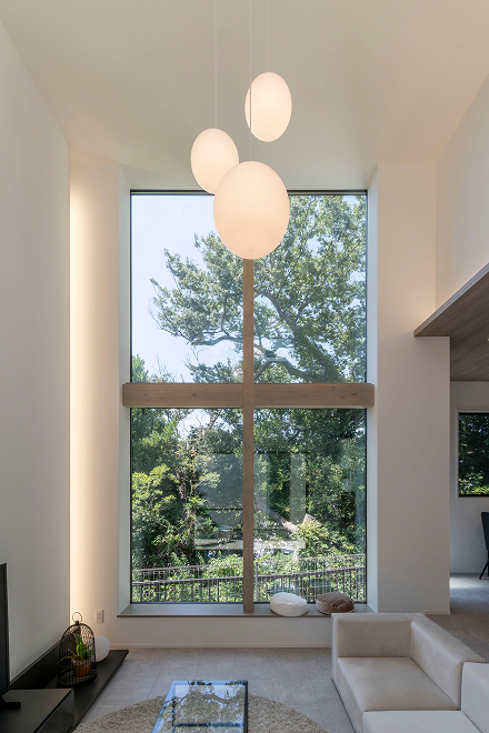 外を一望できる大型窓が家のシンボルに。