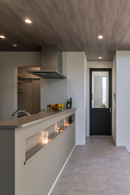 ニッチとおしゃれな照明が、リゾート感を演出。