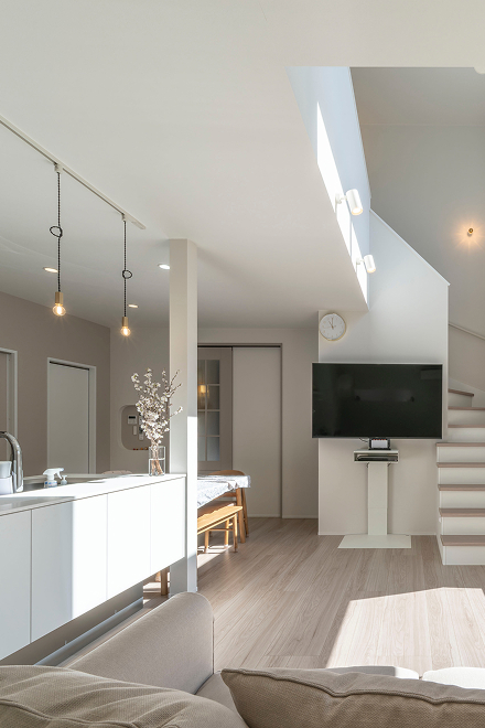 白とベージュで統一し、少しアンティークさの香るLDK。