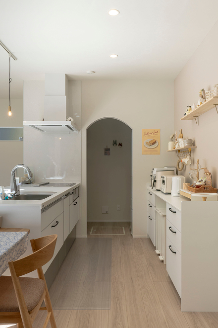 愛らしい雰囲気の魅せるキッチンスペース。